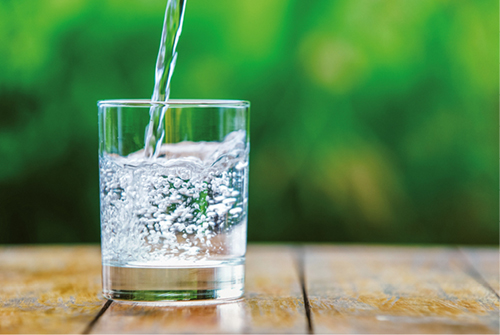 Glas mit frischem Trinkwasser
